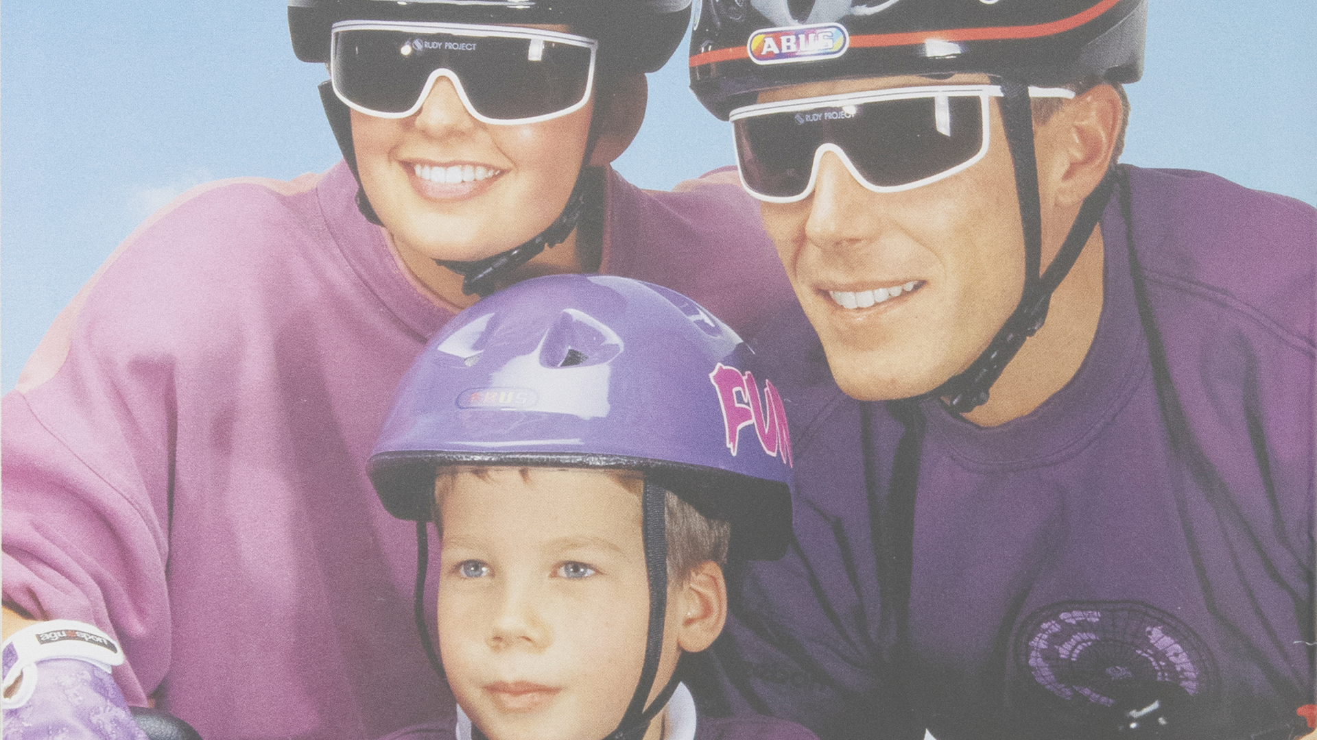 Een man en twee kinderen met ABUS fietshelmen © ABUS