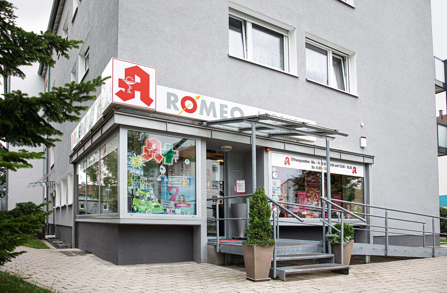 De tweede Romeo Apotheek werd in 2006 geopend door eigenaar Mathias Walter. Beide vestigingen kunnen dankzij hun SecVest draadloos alarmsysteem comfortabel via een app worden bewaakt. © ABUS