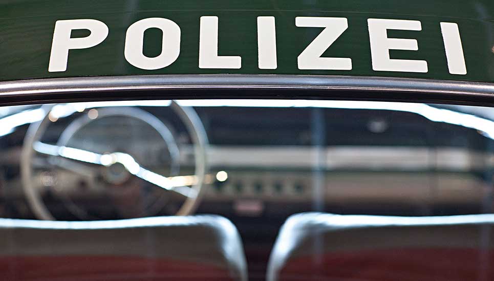 Ein Besuch im Museum fühlt sich an wie eine Zeitreise - als erstes historisches Polizeifahrzeug erwarb der Club 1991 einen Opel Rekord P1 aus den 1950er Jahren. © ABUS