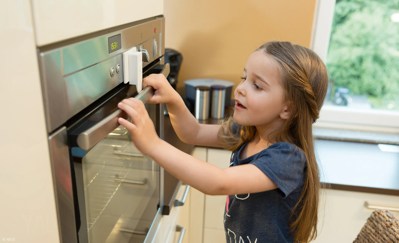 Caution hot - Protect children's sensitive skin with the NINA oven door lock © ABUS