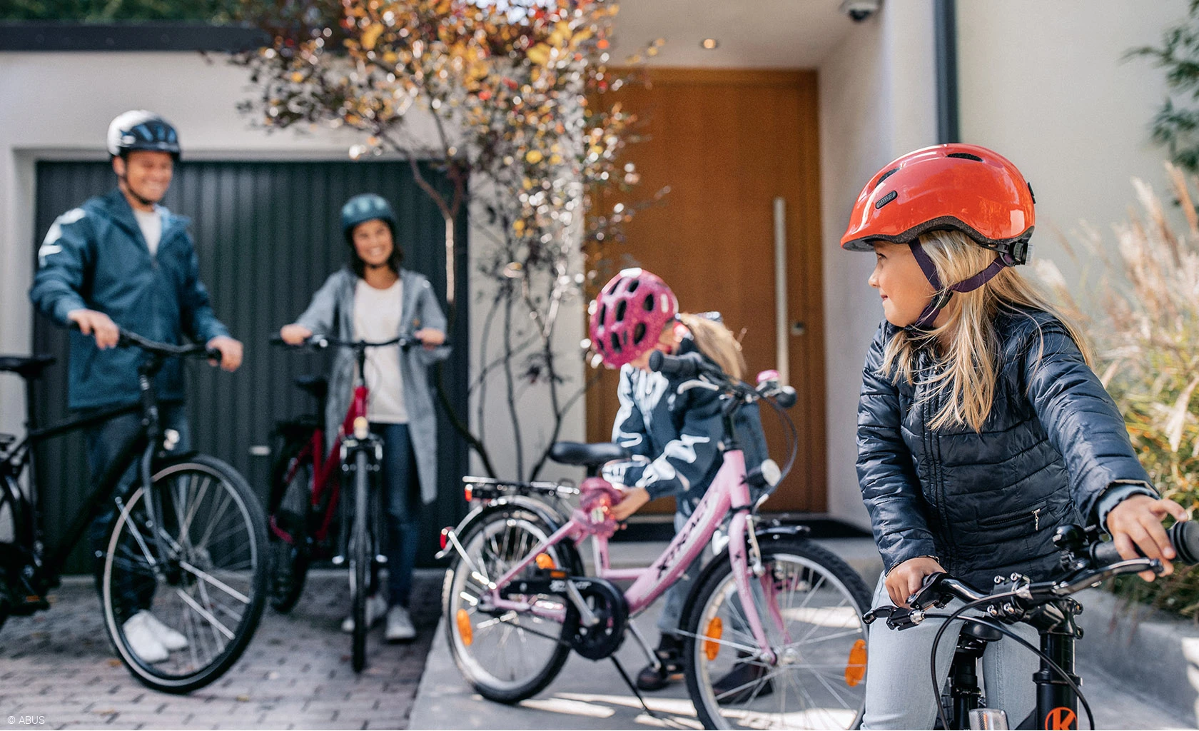 Safe on the road - with ABUS bike helmets and locks for children © ABUS