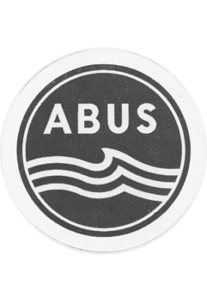 Een oud, rond, zwart-wit ABUS-logo met de letters "ABUS" boven een golf die uit drie gestapelde lijnen bestaat, waarvan de punt naar links wijst © ABUS