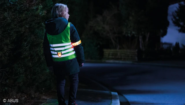 Beschermd tegen de regen en goed zichtbaar in het donker in de buggy - dankzij de TESSA regenhoes © ABUS