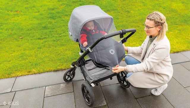 Our MAYA pram guard keeps annoying insects away © ABUS