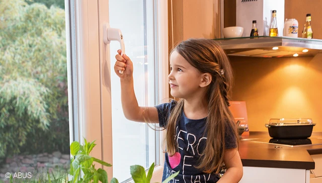 Onze afsluitbare raamkrukken zijn bijzonder geschikt als kindveilige sloten © ABUS